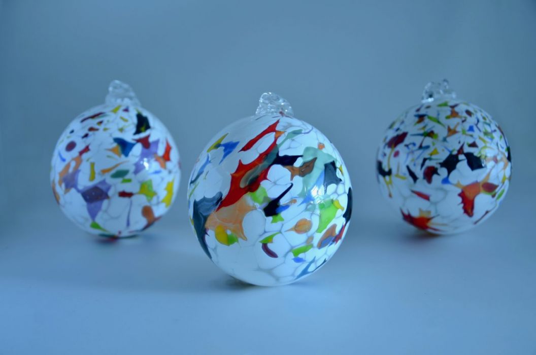 Obrázek v galerii pro How did glass Christmas decorations get from Železný Brod to New York?