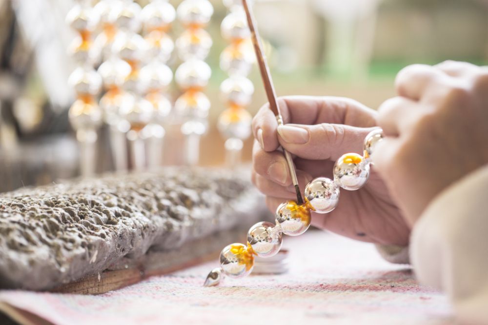 Obrázek v galerii pro Perličkové vánoční ozdoby z Poniklé jsou na Reprezentativním seznamu živých tradic UNESCO