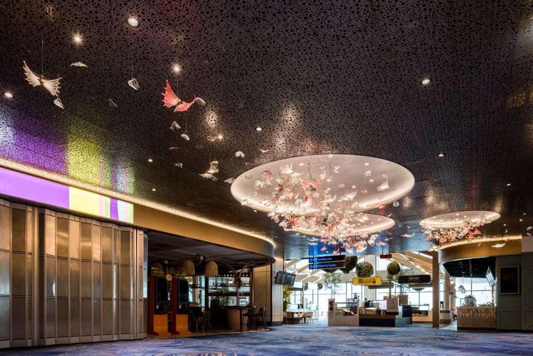 Obrázek v galerii pro Světelná instalace Preciosa Lighting na letišti Changi