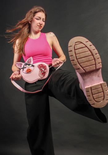 Veronika Tvrdíková_Piggy bag_kůže, plast , pryskyřice, korálky_Design bižuterie a módního doplňku_maturitní práce 2024