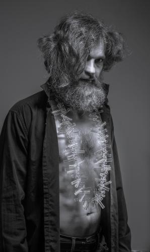 Ludmila Šikolová, 136x skleněné trubičky, ocelové lanko, model Martin Janda, foto Gabriel Urbánek